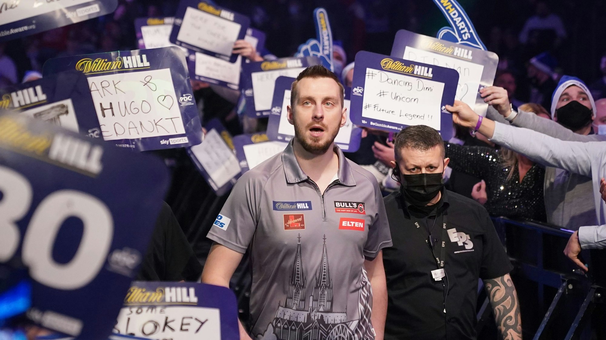 Florian Hempel betritt die Bühne im Londoner Alexandra Palace.