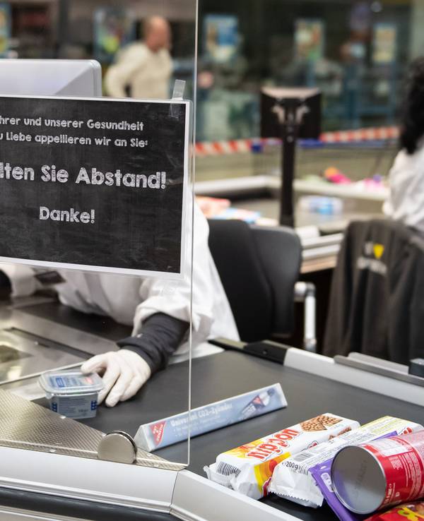 Die Corona-Pandemie setzt die Supermärkte weiterhin unter Druck, vielerorts herrscht Personalnot. Unser Foto zeigt die Mitarbeiterin eines Edekas im Frühjahr 2020 an einer Kasse in Duderstadt (Niedersachsen).