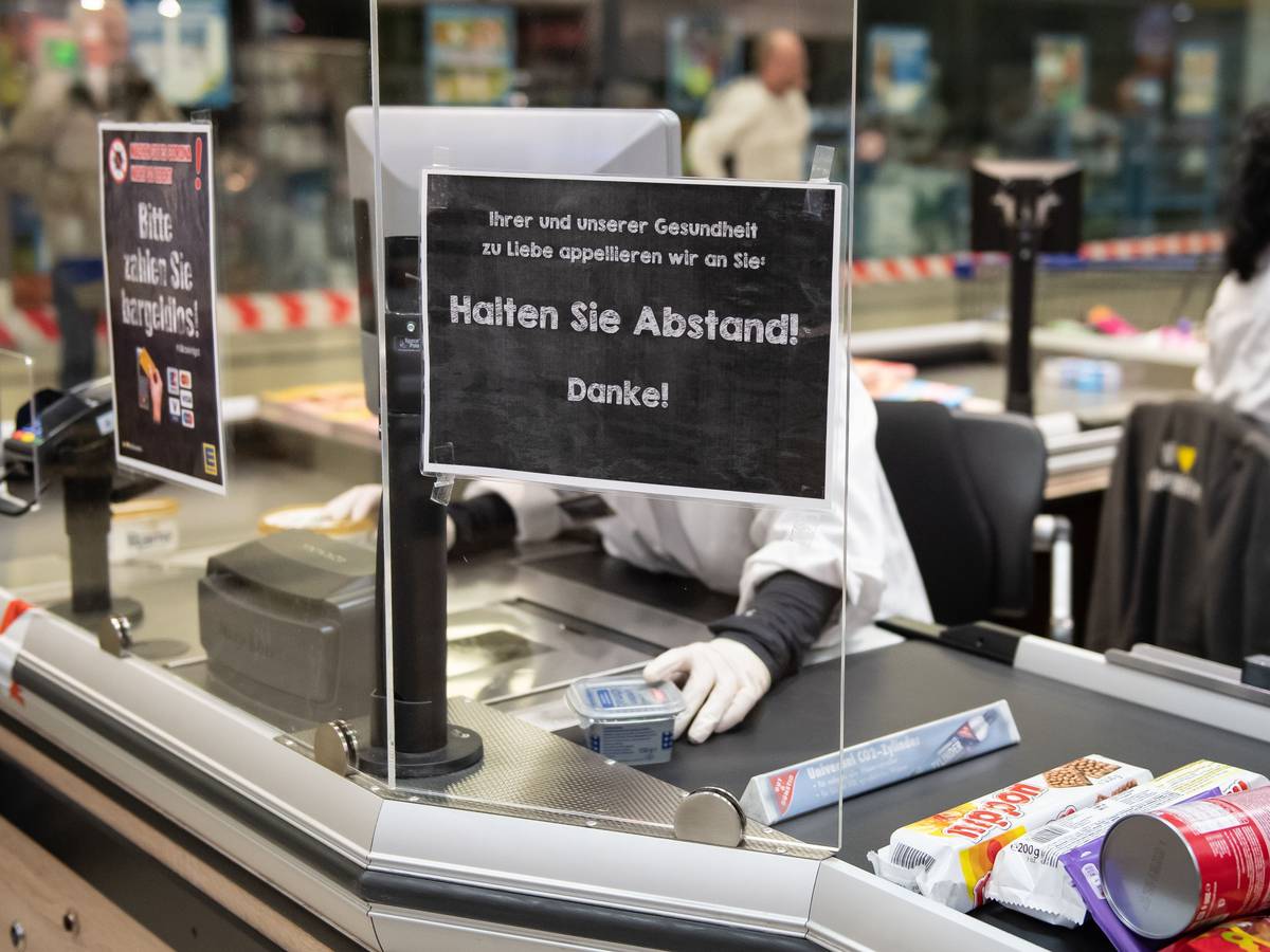 Die Corona-Pandemie setzt die Supermärkte weiterhin unter Druck, vielerorts herrscht Personalnot. Unser Foto zeigt die Mitarbeiterin eines Edekas im Frühjahr 2020 an einer Kasse in Duderstadt (Niedersachsen).