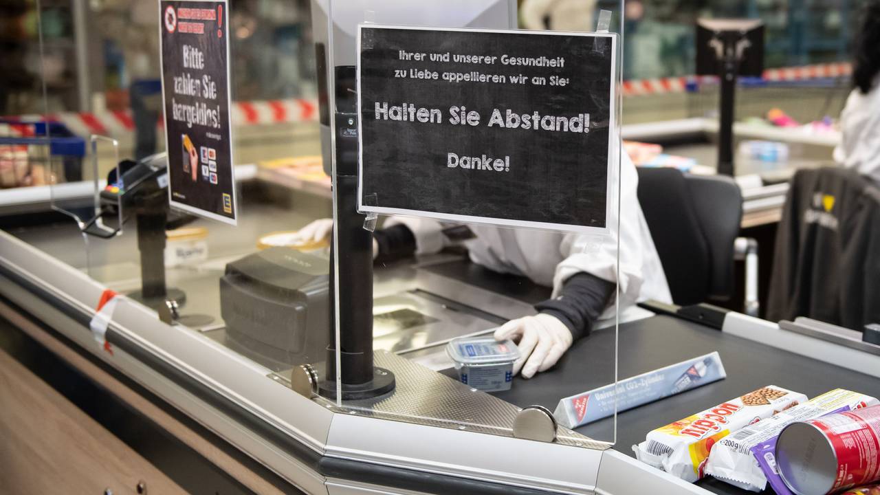Die Corona-Pandemie setzt die Supermärkte weiterhin unter Druck, vielerorts herrscht Personalnot. Unser Foto zeigt die Mitarbeiterin eines Edekas im Frühjahr 2020 an einer Kasse in Duderstadt (Niedersachsen).