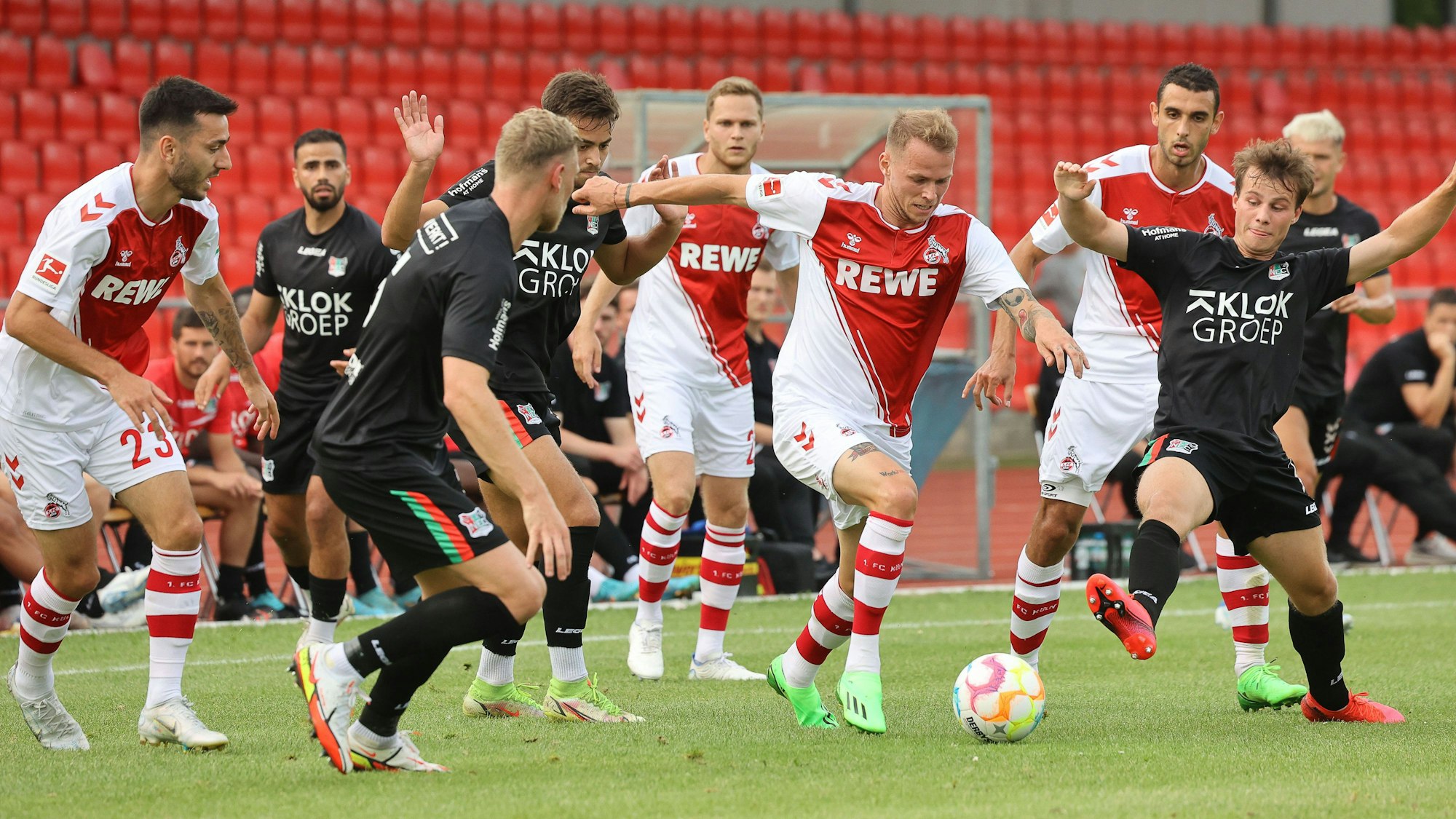 Ondrej Duda dribbelt mit dem Ball.