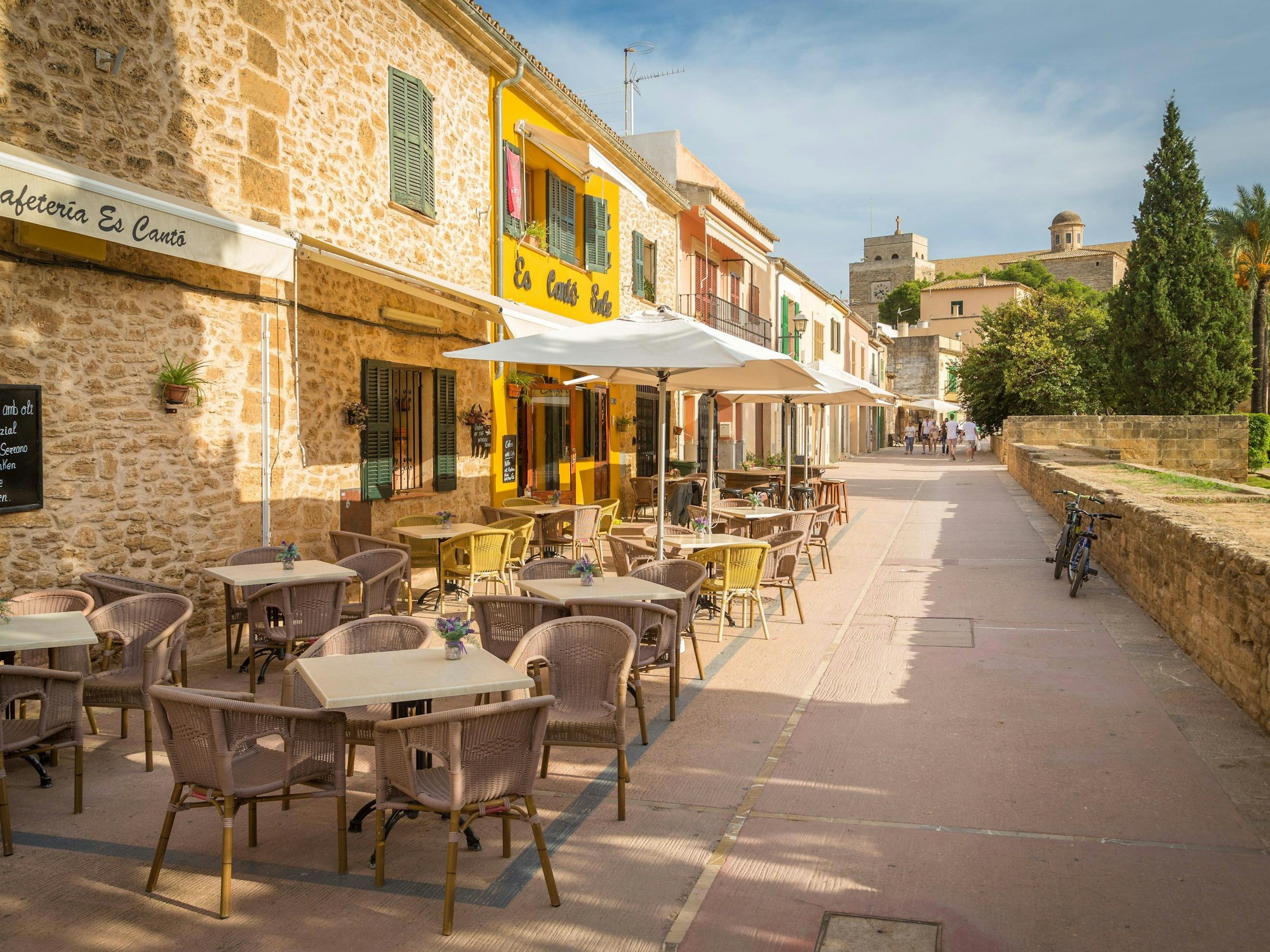 Gemütlicher Flair in einer der historischen Gassen in der Altstadt von Alcúdia, Mallorca.