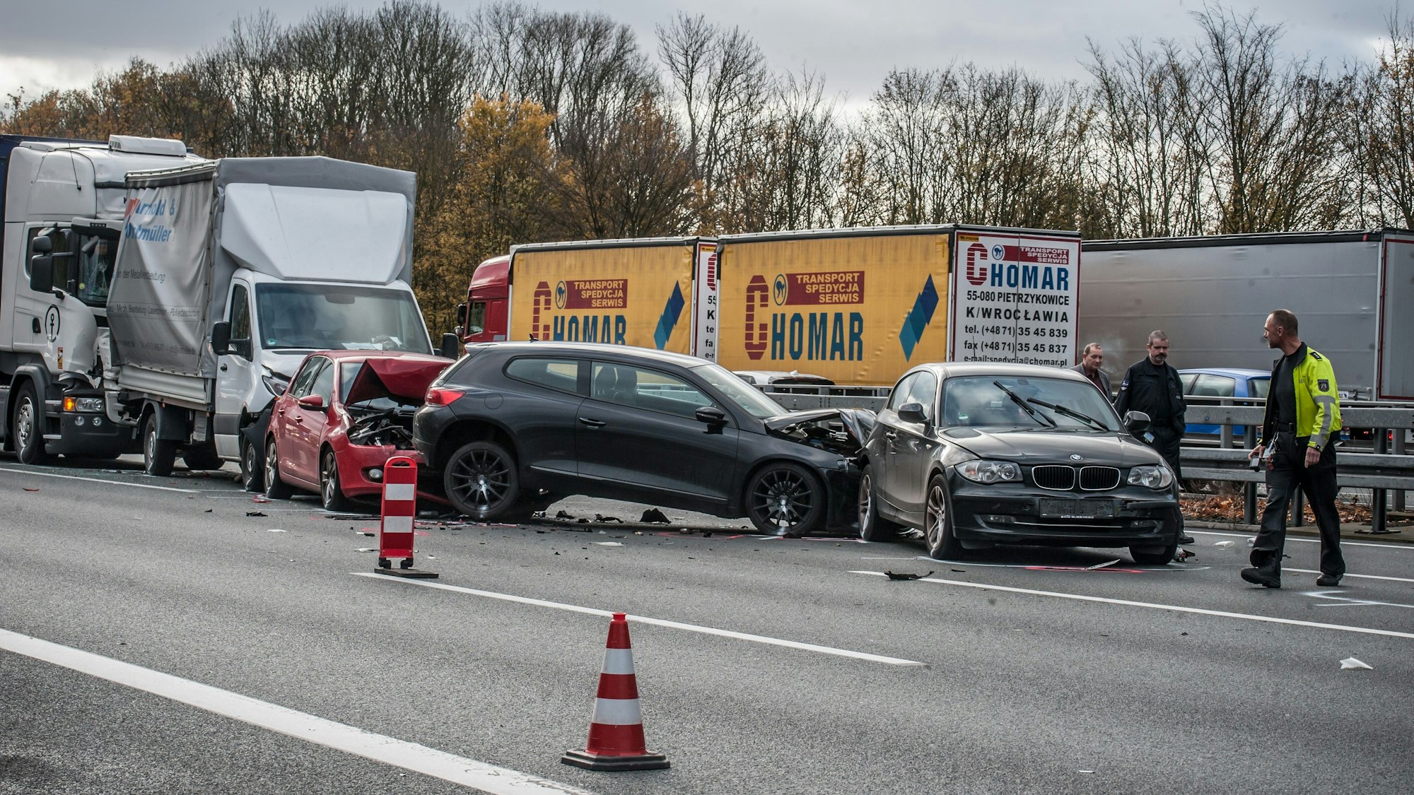 Ein Lkw hat einen Kleinlaster und mehrere Pkw aufeinander geschoben.