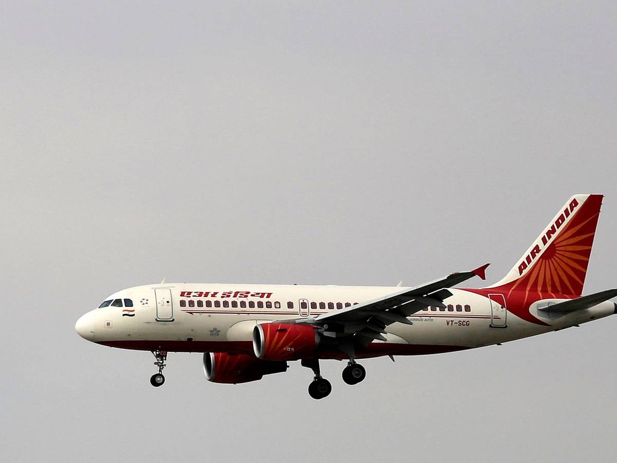 Ein Airbus A319 der Air India Fluggesellschaft befindet sichm April 2015 im Landeanflug auf den Indira Gandhi International Airport in Neu-Delhi (Indien).