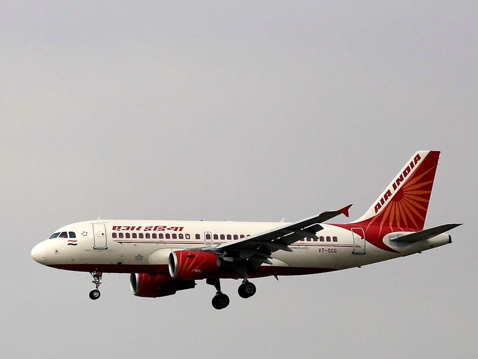 Ein Airbus A319 der Air India Fluggesellschaft befindet sichm April 2015 im Landeanflug auf den Indira Gandhi International Airport in Neu-Delhi (Indien).