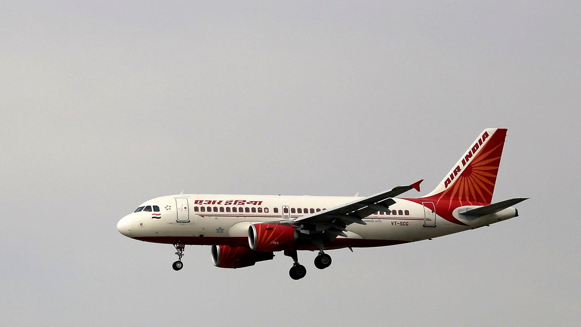 Ein Airbus A319 der Air India Fluggesellschaft befindet sichm April 2015 im Landeanflug auf den Indira Gandhi International Airport in Neu-Delhi (Indien).