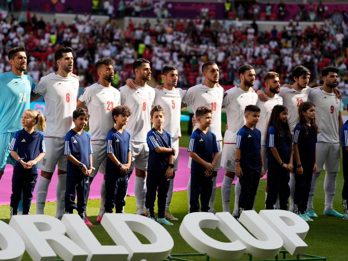 Die iranische Nationalmannschaft vor Anpfiff bei der Partie gegen Wales.