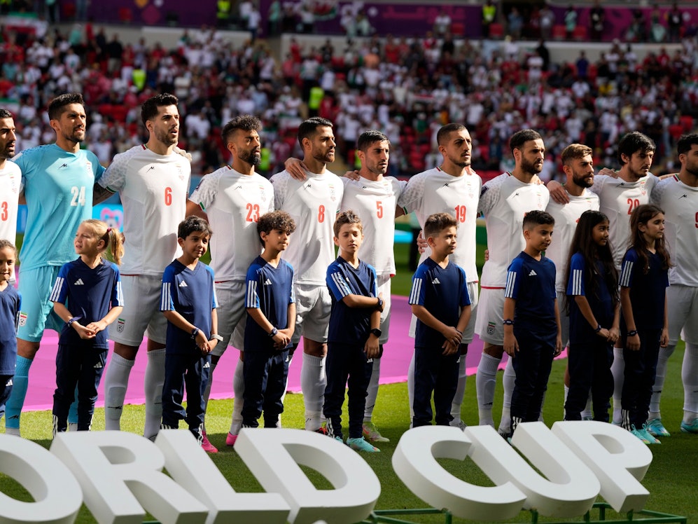Die iranische Nationalmannschaft vor Anpfiff bei der Partie gegen Wales.