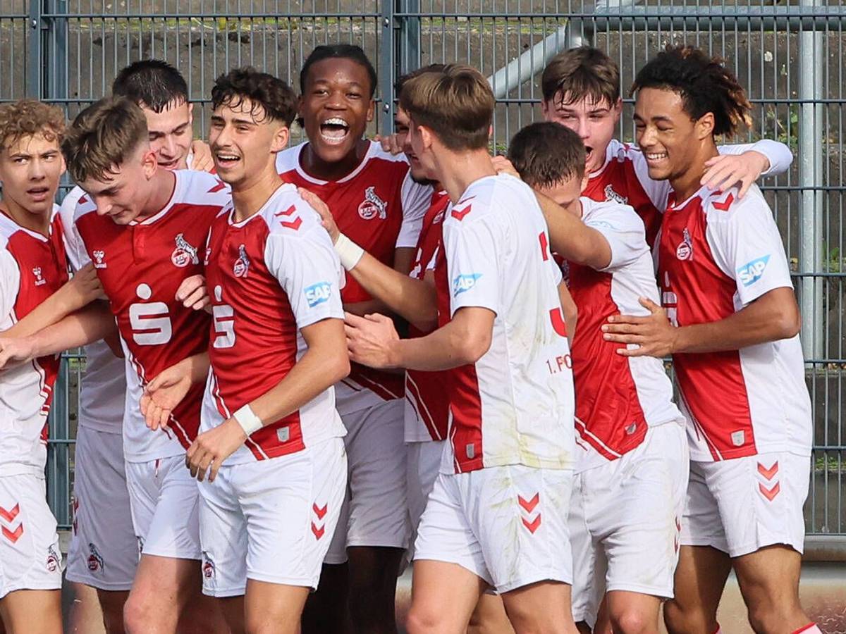 Die U19 des 1. FC Köln bejubelt gemeinsam einen Treffer.