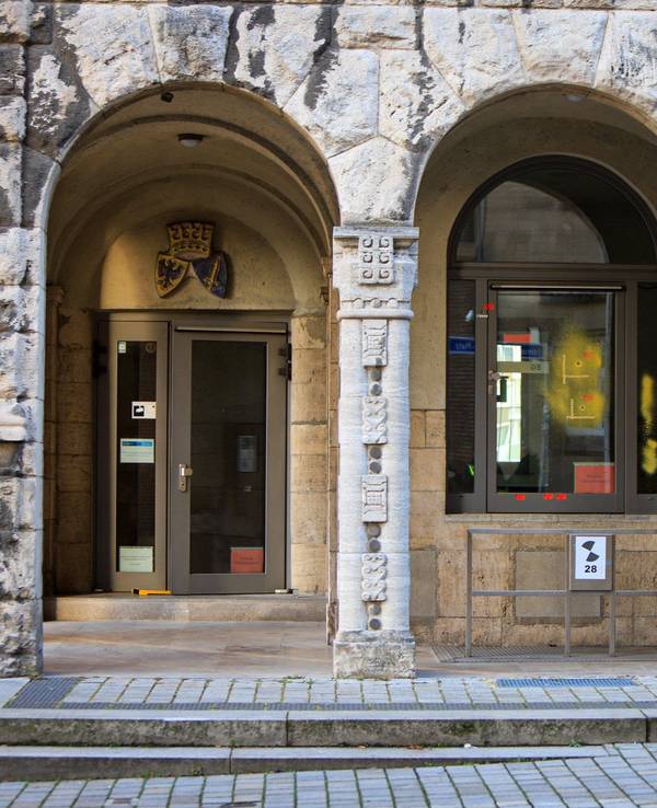 Einschusslöcher sind auf einer verglasten Tür zu sehen. Sie wurden am Rabbinerhaus bei der Alten Synagoge in Essen entdeckt.