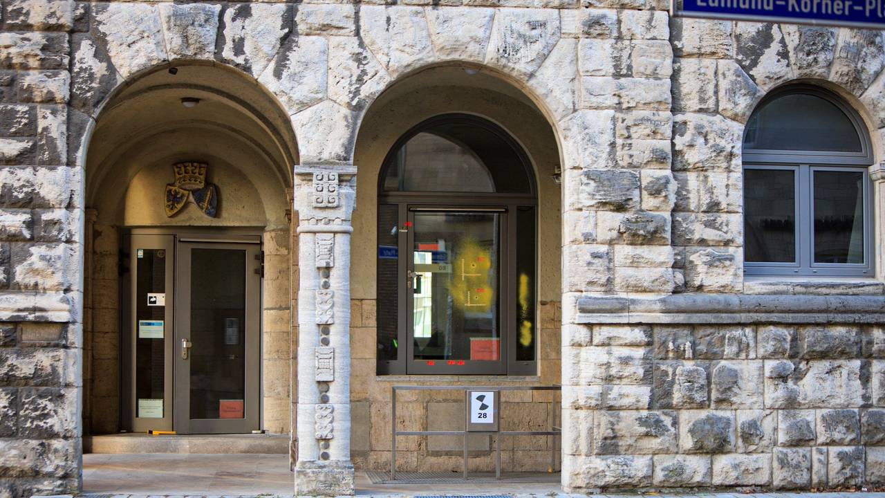 Einschusslöcher sind auf einer verglasten Tür zu sehen. Sie wurden am Rabbinerhaus bei der Alten Synagoge in Essen entdeckt.