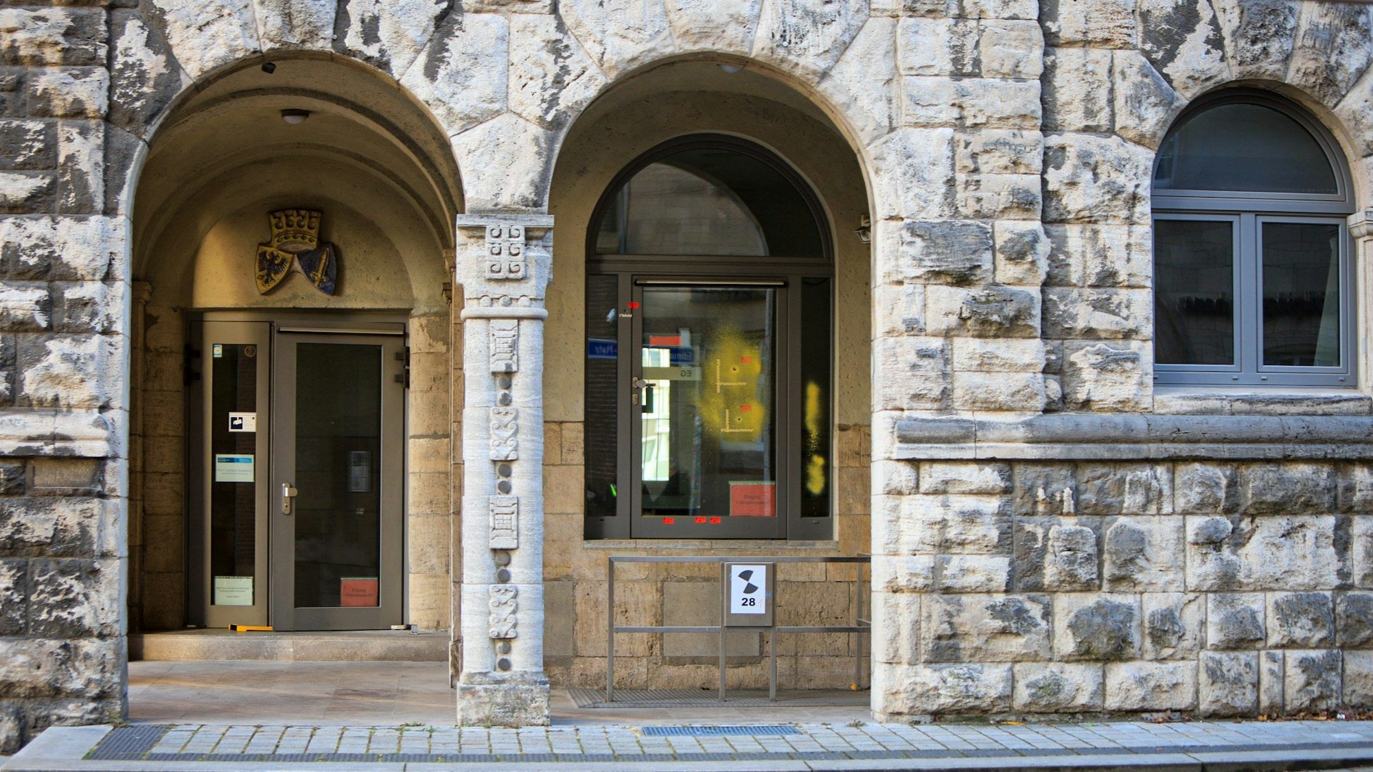 Einschusslöcher sind auf einer verglasten Tür zu sehen. Sie wurden am Rabbinerhaus bei der Alten Synagoge in Essen entdeckt.