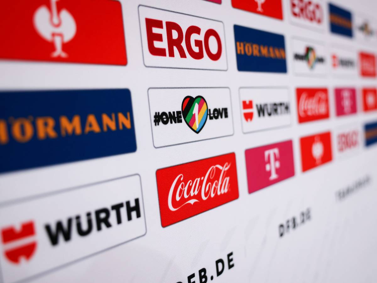 Die Werbetafel mit den Sponsoren im Medienzentrum der Nationalmannschaft.