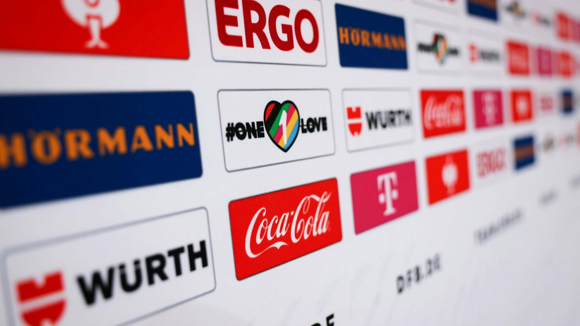 Die Werbetafel mit den Sponsoren im Medienzentrum der Nationalmannschaft.