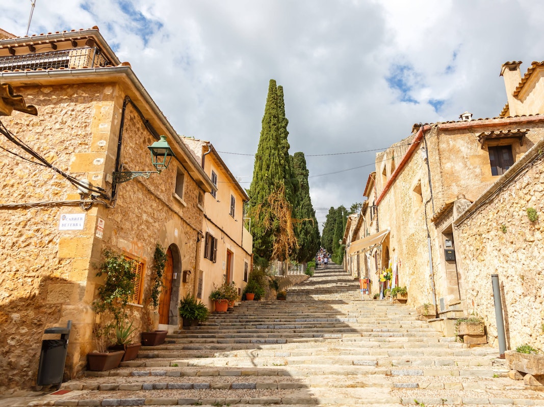 Berühmte Treppe zur Kirche „EL Calvari“ in Pollença auf Mallorca. Pollença gehört zu einer der schönsten Dörfer Spaniens.