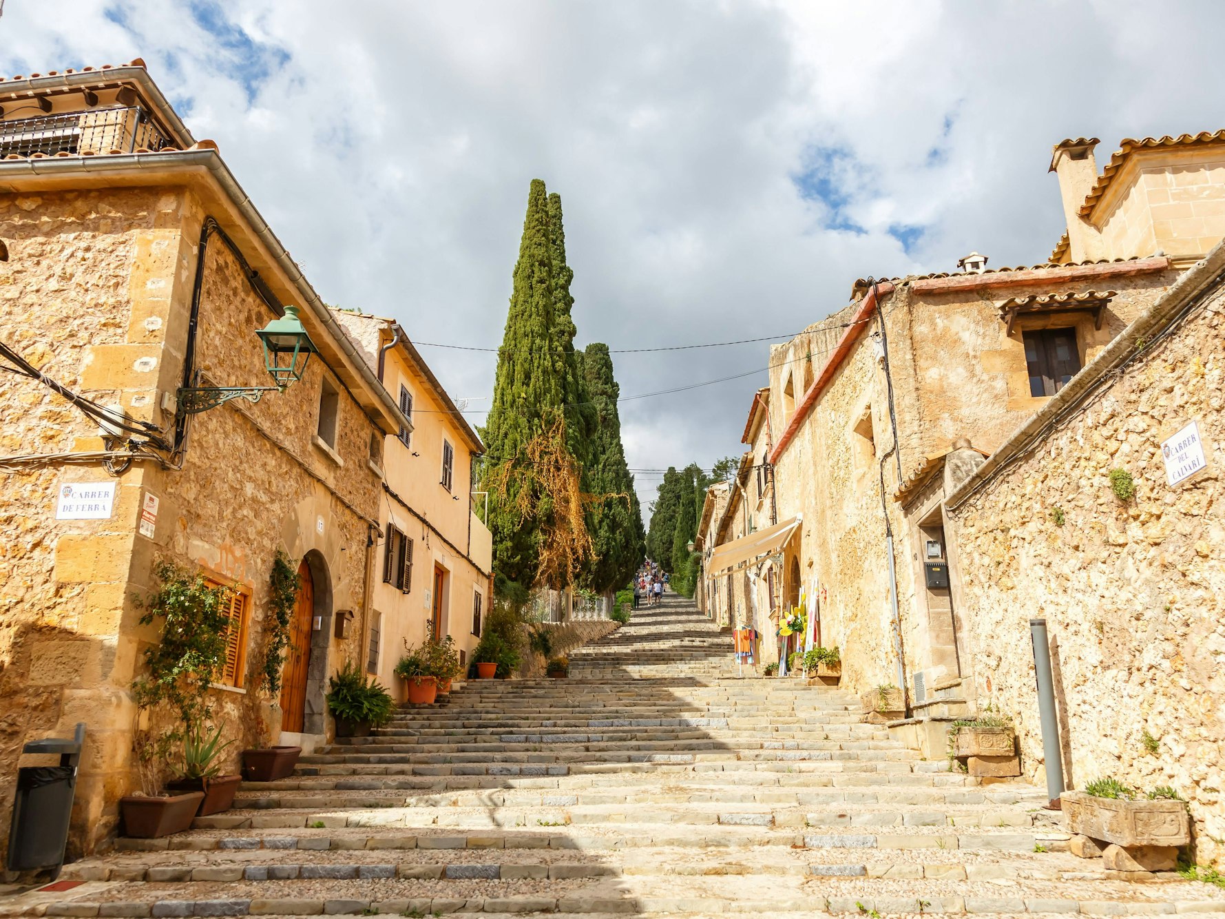 Berühmte Treppe zur Kirche „EL Calvari“ in Pollença auf Mallorca. Pollença gehört zu einer der schönsten Dörfer Spaniens.