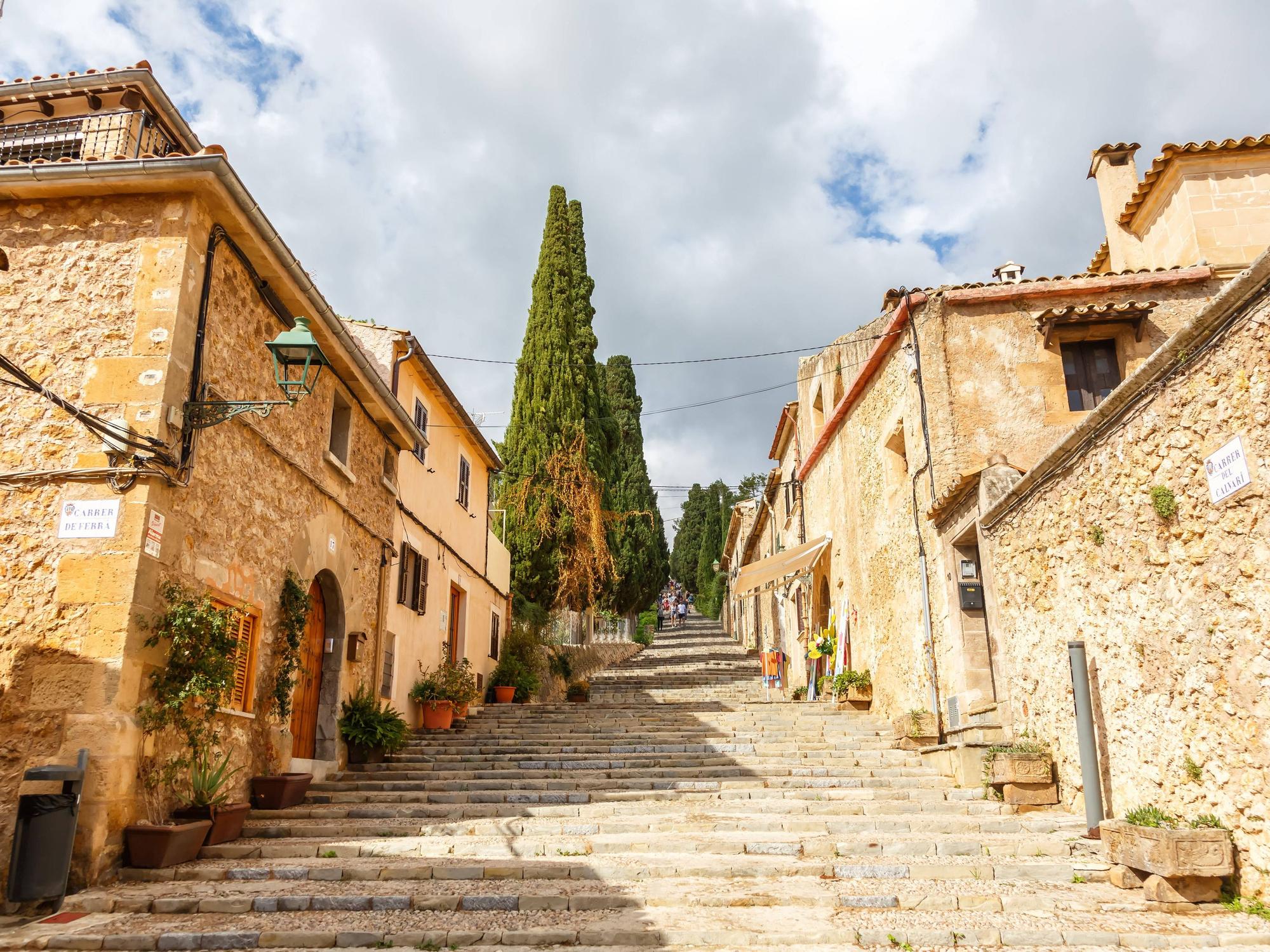 Berühmte Treppe zur Kirche „EL Calvari“ in Pollença auf Mallorca. Pollença gehört zu einer der schönsten Dörfer Spaniens.