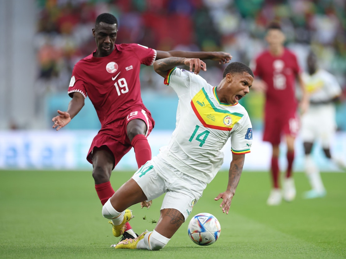 Ismail Jakobs im zweikampf mit Almoez Ali