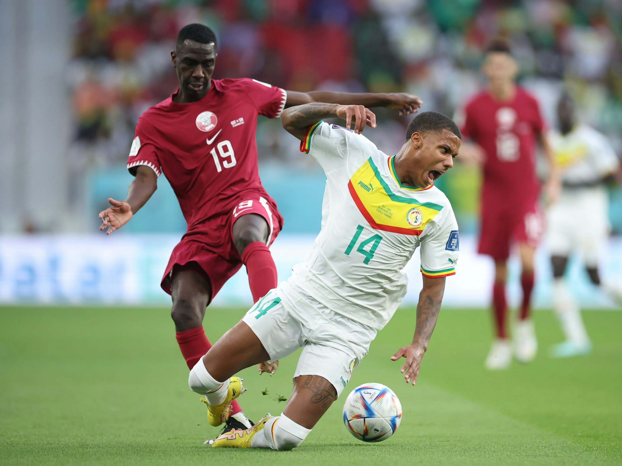 Ismail Jakobs im zweikampf mit Almoez Ali