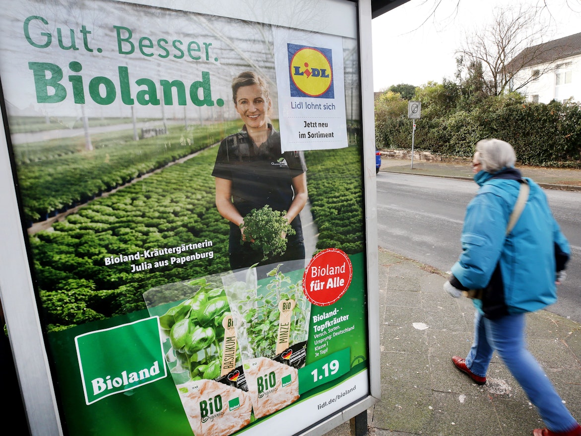 Auf einem Plakat wirbt der Discounter Lidl für seine Bioprodukte mit „Gut. Besser. Bioland“. Eine ZDF-Doku wirft dem Discounter Täuschung beim Verkauf der Bio-Produkte vor.