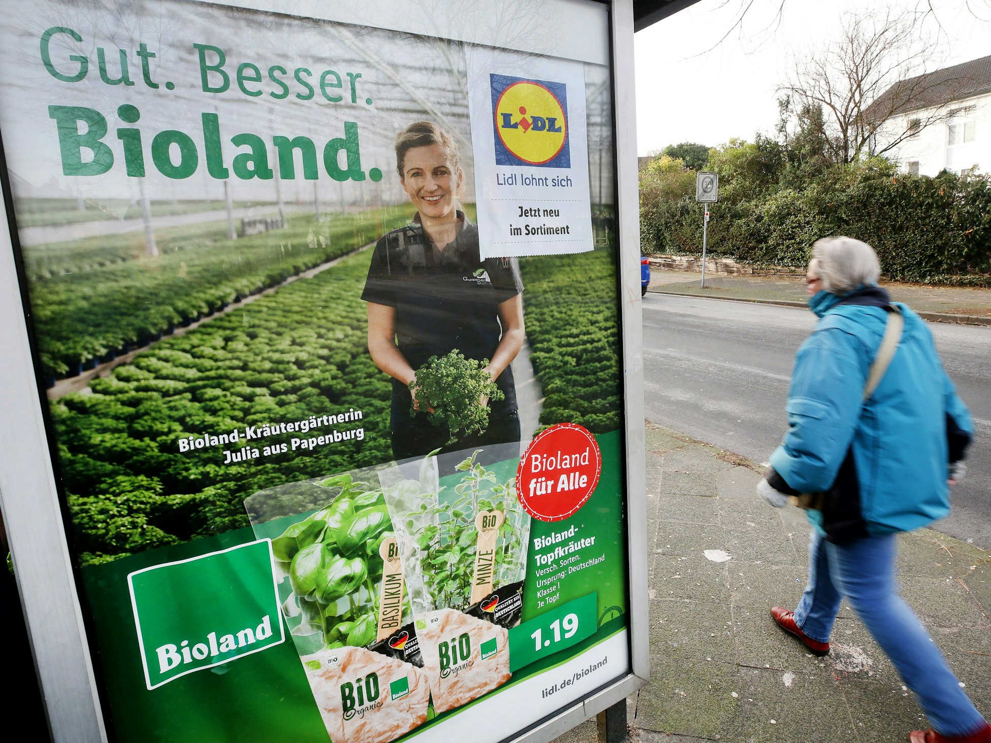 Auf einem Plakat wirbt der Discounter Lidl für seine Bioprodukte mit „Gut. Besser. Bioland“. Eine ZDF-Doku wirft dem Discounter Täuschung beim Verkauf der Bio-Produkte vor.