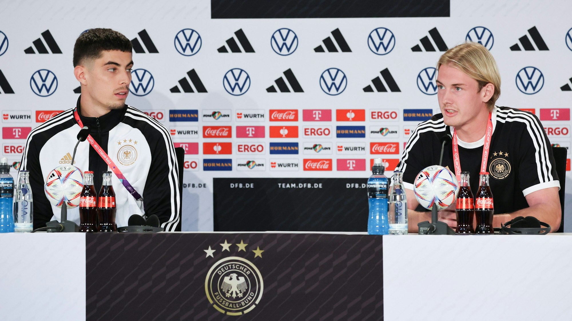 Nationalspieler Kai Havertz (l) und Julian Brandt nehmen an einer PK teil.