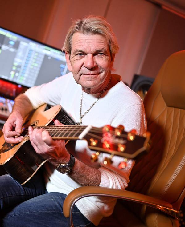 ARCHIV - 27.12.2021, Baden-Württemberg, Stockach: Popsänger Matthias Reim probt am Abend in seinem Musikstudio. (zu dpa «Schlagerstar Matthias Reim: «Ich liebe mein unstetes Musikerleben»») Foto: Felix Kästle/dpa +++ dpa-Bildfunk +++