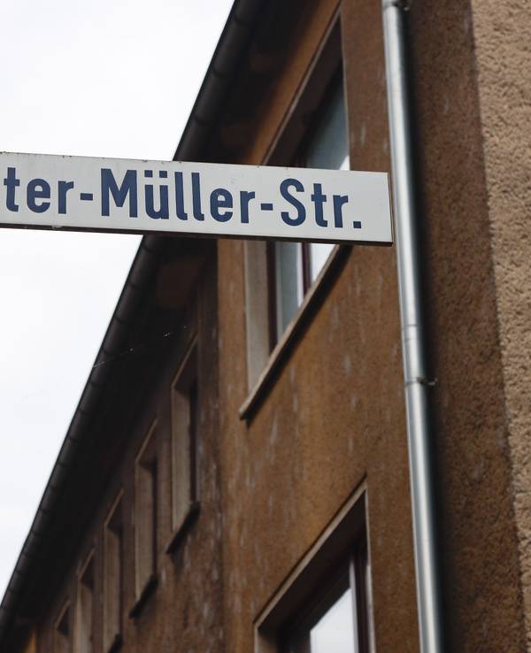 Das Straßenschild der Peter-Müller-Straße in Köln-Mülheim.