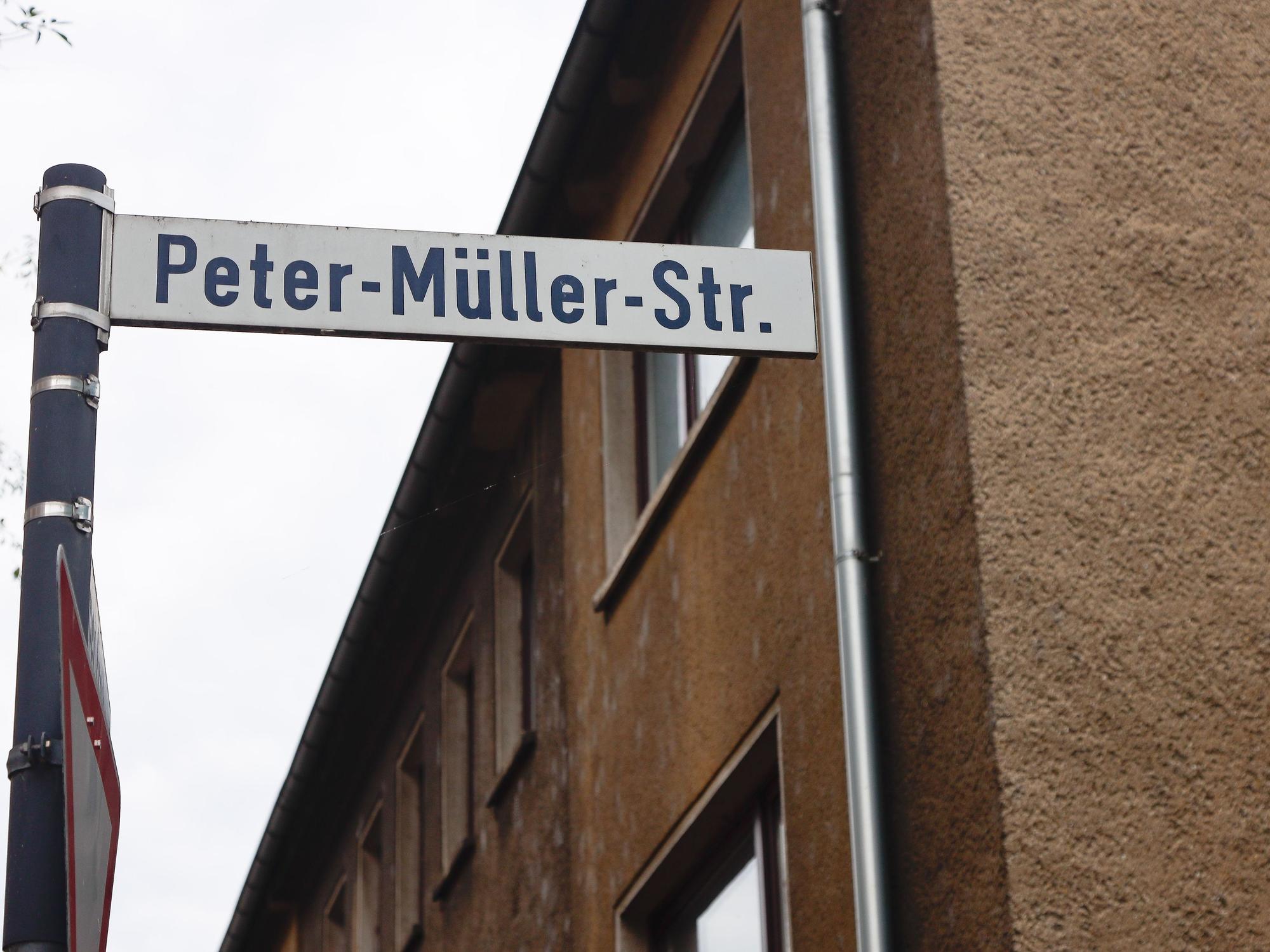 Das Straßenschild der Peter-Müller-Straße in Köln-Mülheim.