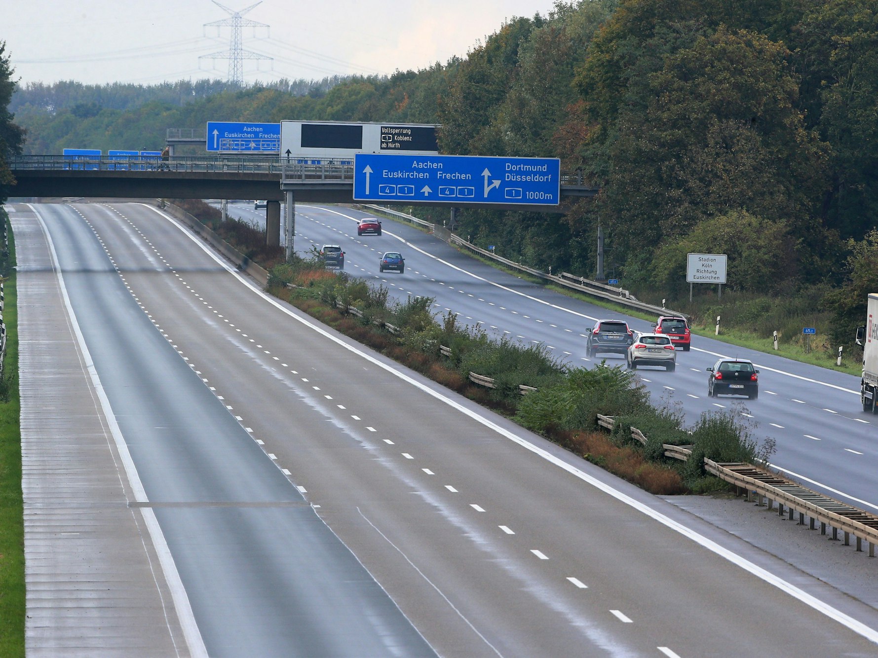Eine Hälfte der A4 ist gesperrt, auf der anderen Seite fahren einige Autos im leichten Regen.