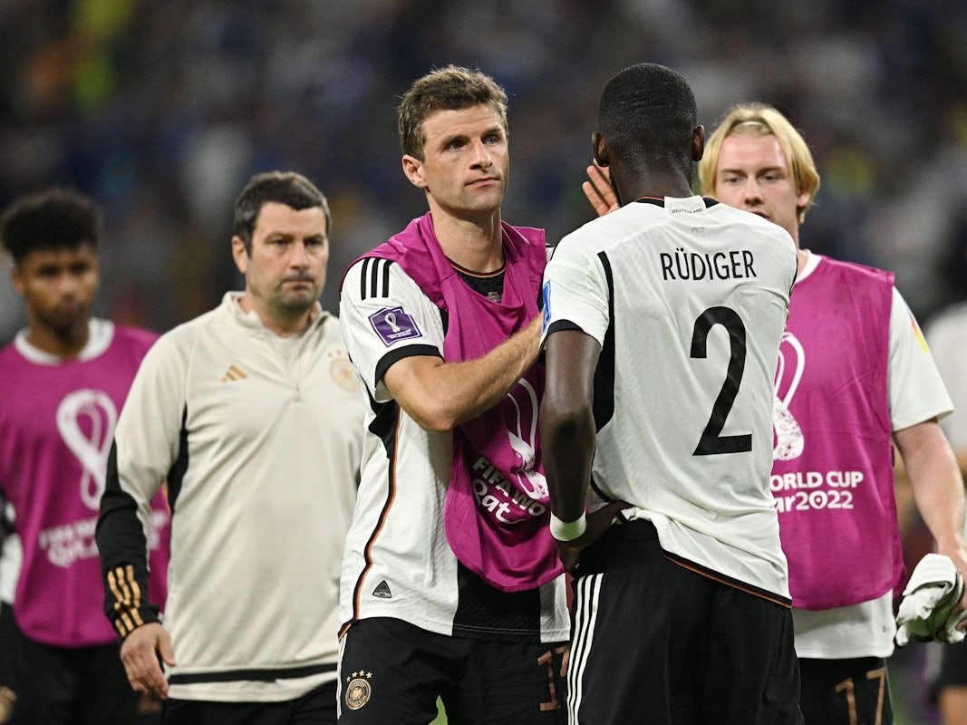 Thomas Müller und Antonio Rüdiger sind enttäuscht nach dem Japan-Spiel.