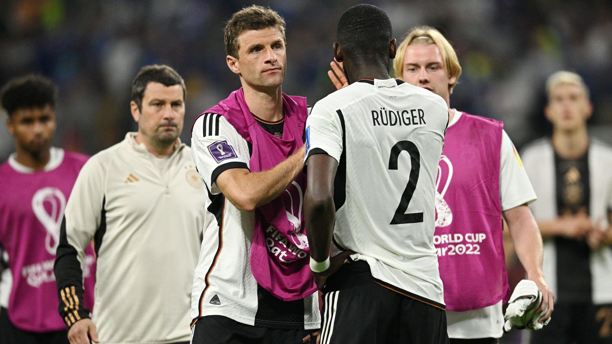 Thomas Müller und Antonio Rüdiger sind enttäuscht nach dem Japan-Spiel.