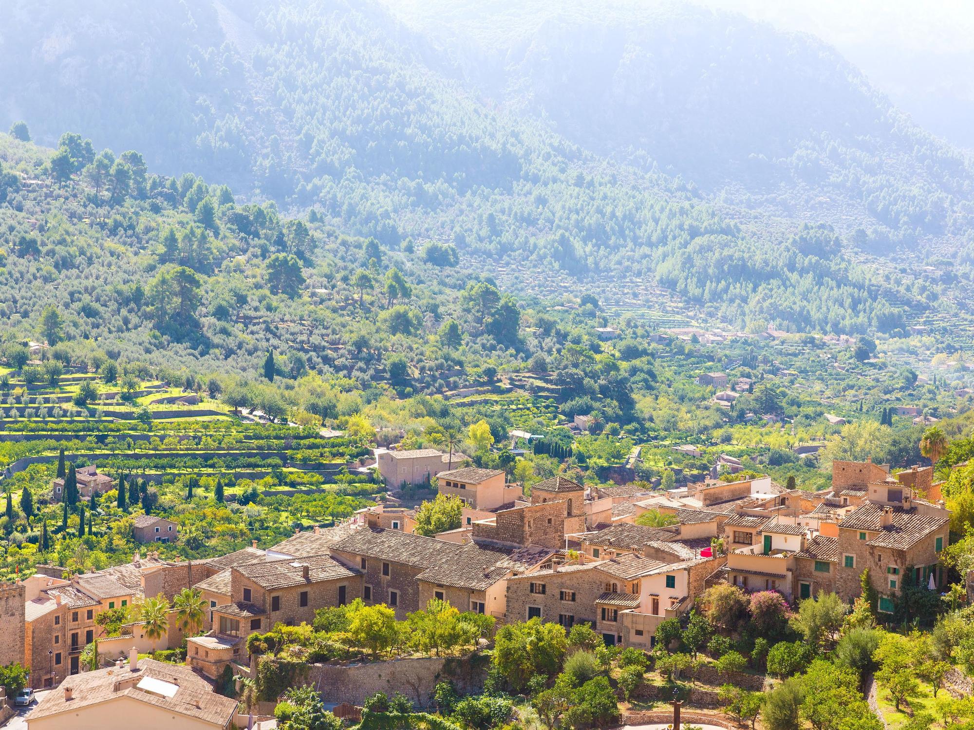 Fornalutx ist eine Gemeinde im Nordwesten der spanischen Baleareninsel Mallorca. Hier sieht man das Bergdorf im Gebirgszug der „Serra de Tramuntana“.