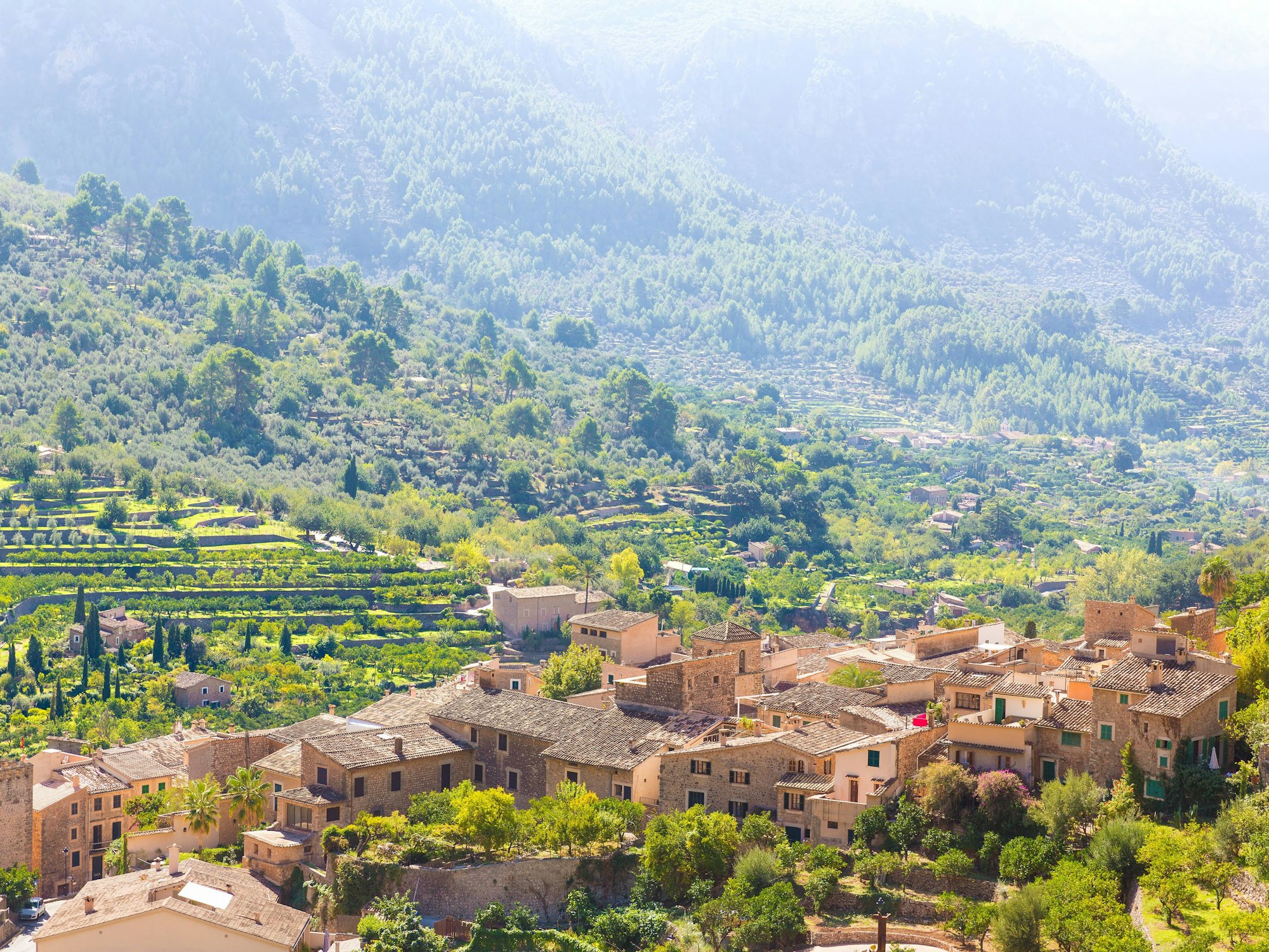 Fornalutx ist eine Gemeinde im Nordwesten der spanischen Baleareninsel Mallorca. Hier sieht man das Bergdorf im Gebirgszug der „Serra de Tramuntana“.