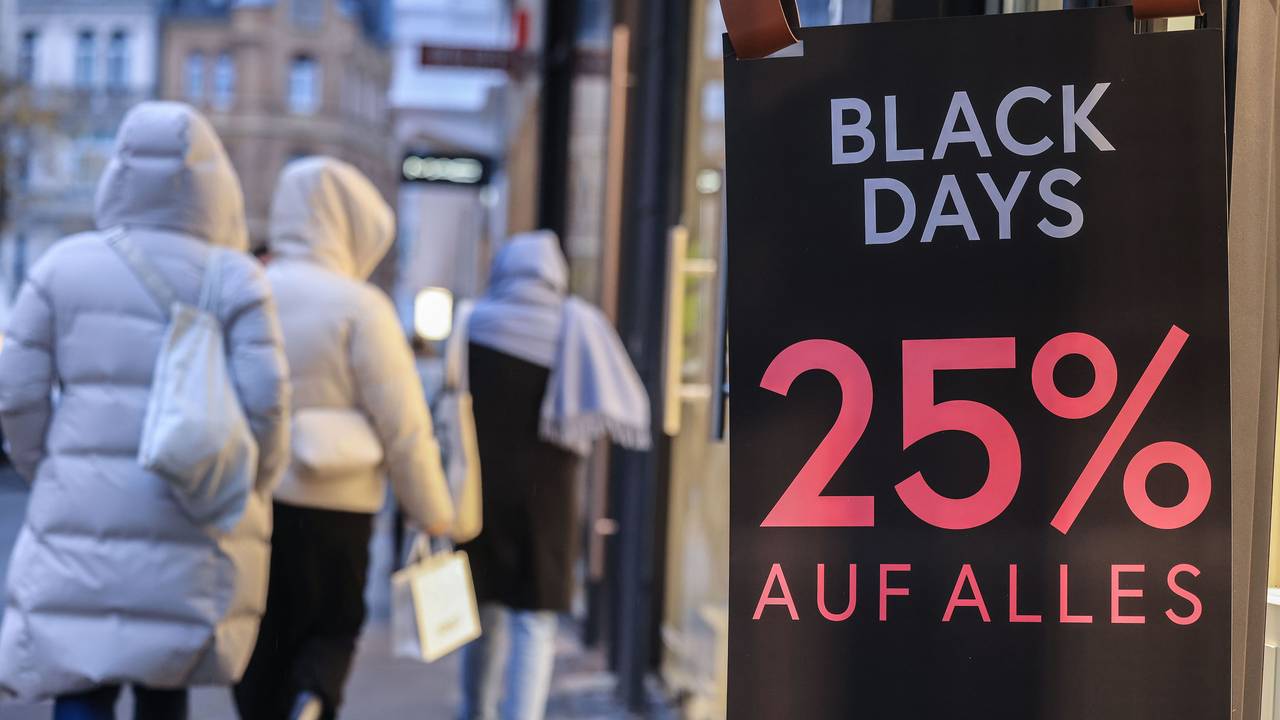 Ein Plakat vor einem Geschäft macht auf Rabatte am Black Friday aufmerksam.