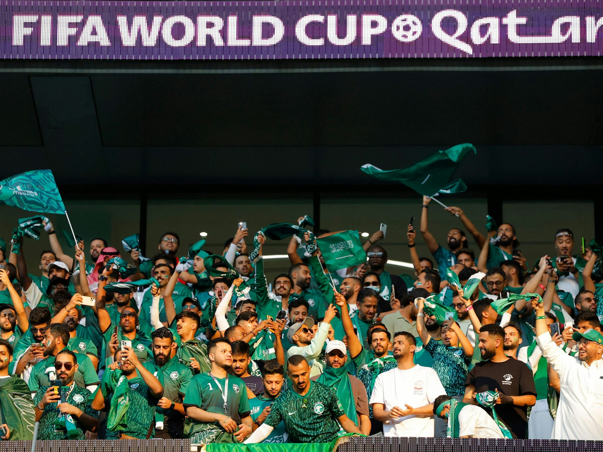 Ein Blick in den Fan-Block Saudi-Arabiens beim WM-Spiel gegen Polen.