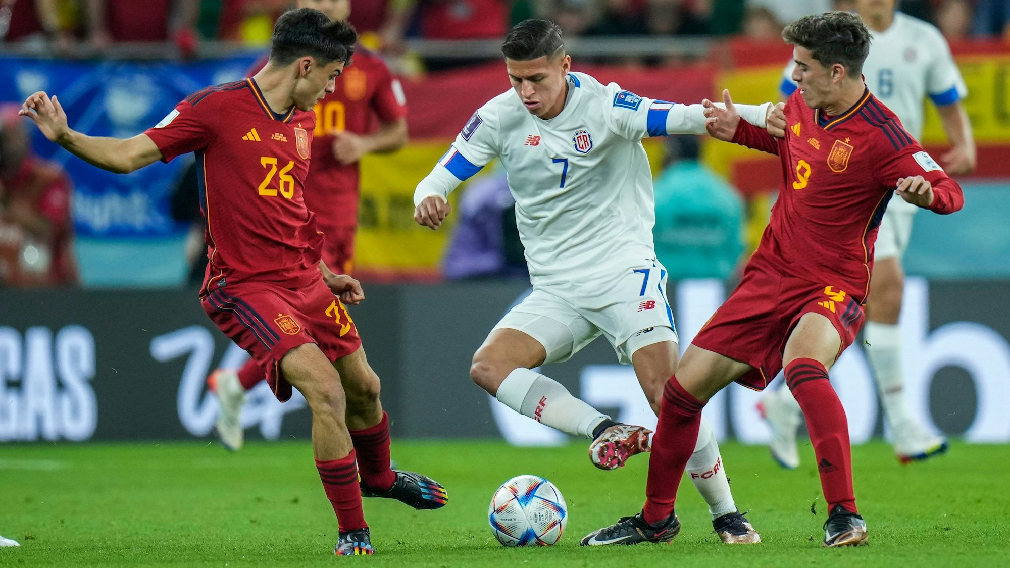 Costa Ricas Anthony Contreras behauptet den Ball gegen Spaniens Gavi und Pedri.