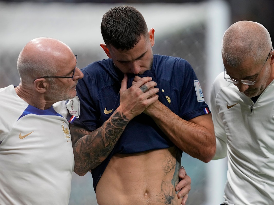 Lucas Hernandez wird von zwei Betreuern gestützt und verlässt unter Schmerzen den Platz.