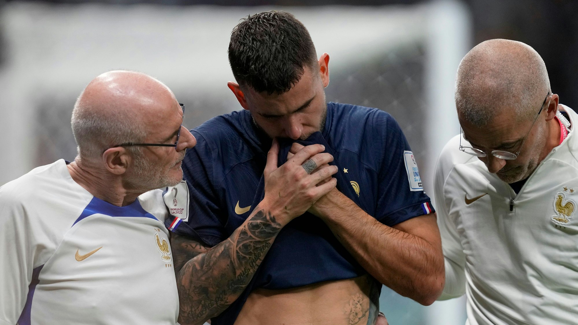 Lucas Hernandez wird von zwei Betreuern gestützt und verlässt unter Schmerzen den Platz.