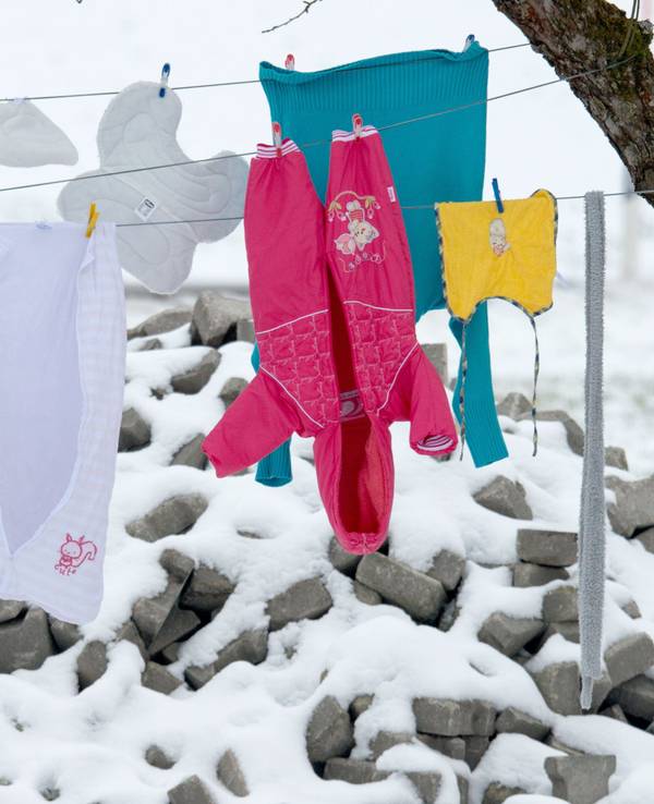 Kleidung hängt bei frostigen Temperaturen auf einer Wäscheleine.