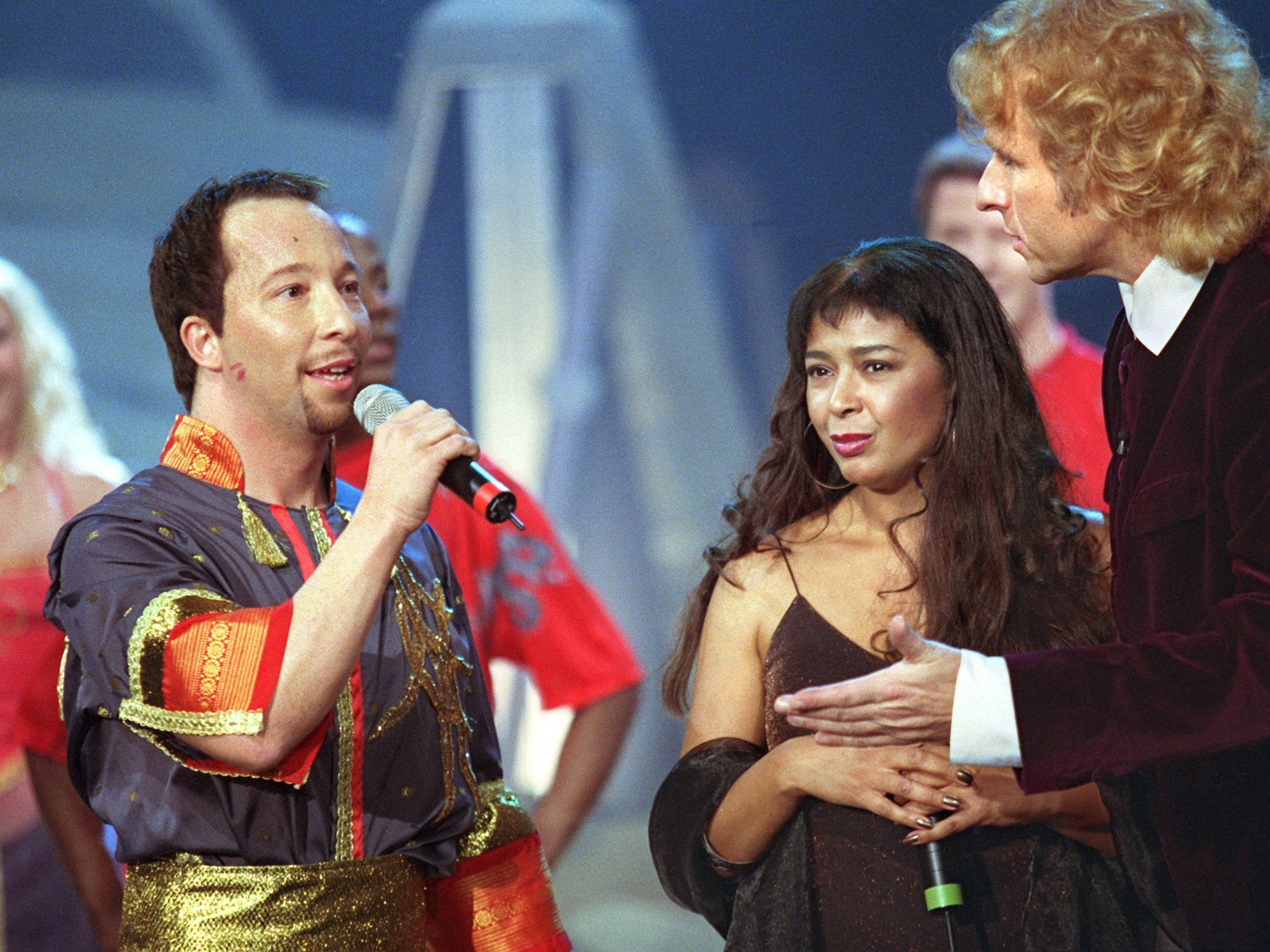 Thomas Gottschalk bedankt sich nach dem Auftritt am 20.1.2001 bei DJ Bobo (l) und Irene Cara. Die beiden Musiker stellten damals ihre neue Single "What A Feeling" (bekannt aus dem Kinohit "Flashdance") vor. +
