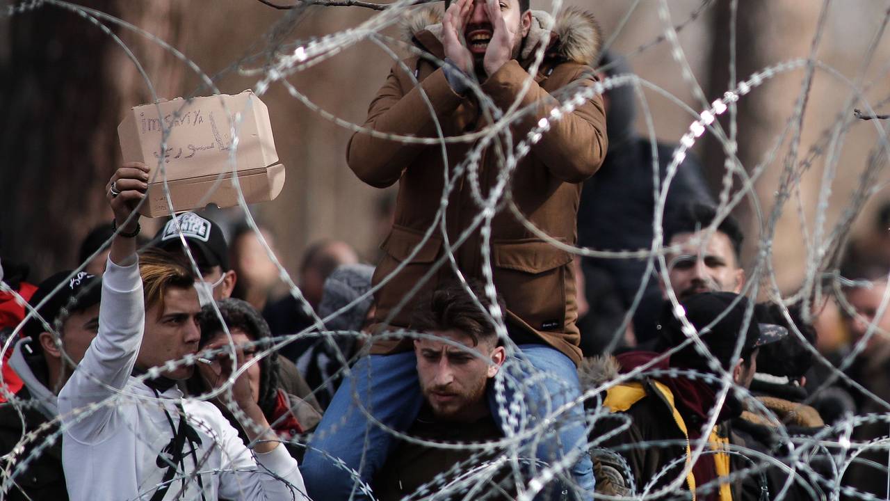 Migranten und Flüchtlinge versammeln sich hinter einem Drahtzaun an der Grenze zwischen Griechenland und der Türkei in der Nähe des geschlossenen Grenzübergangs Kastanies.