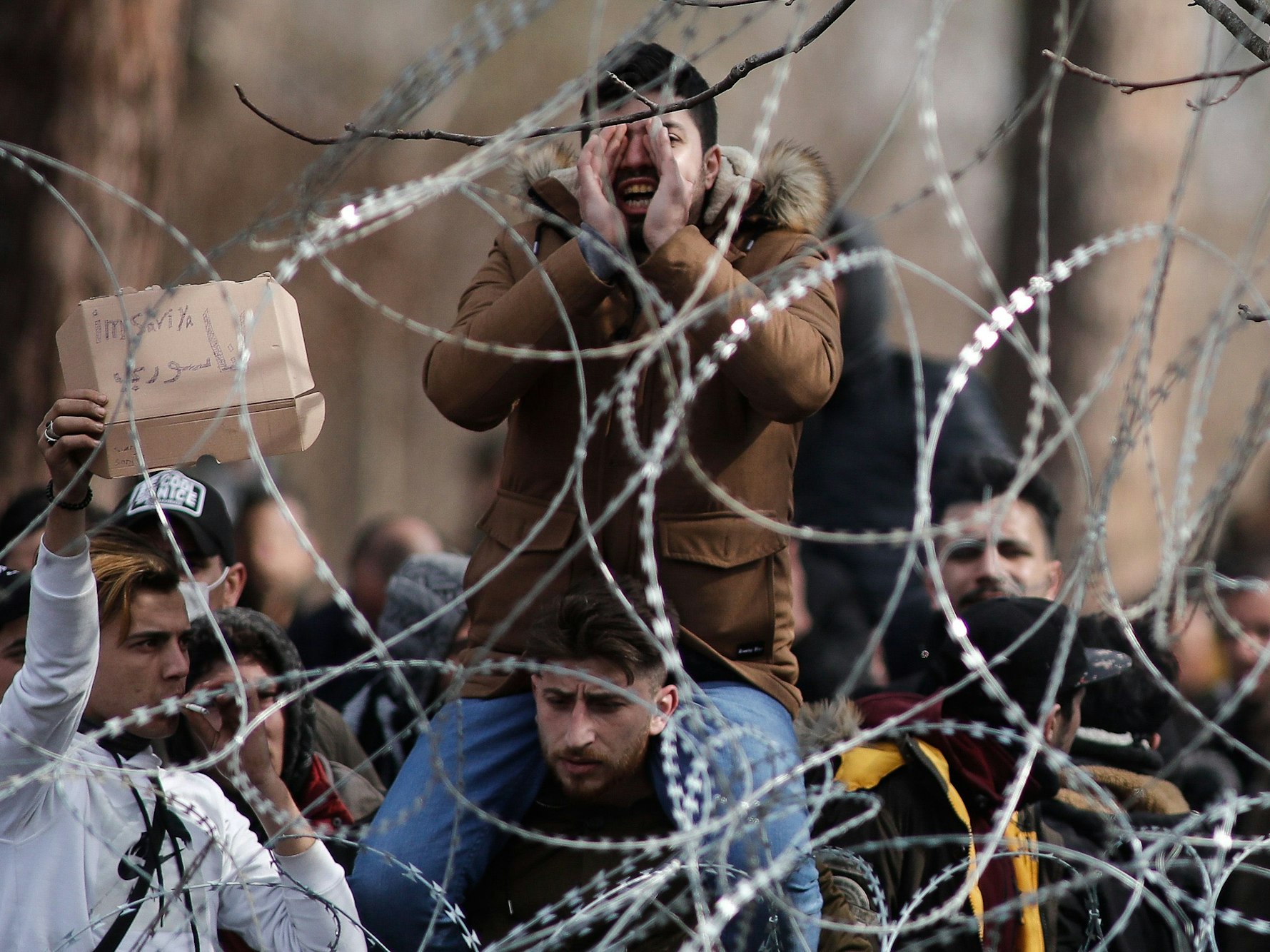 Migranten und Flüchtlinge versammeln sich hinter einem Drahtzaun an der Grenze zwischen Griechenland und der Türkei in der Nähe des geschlossenen Grenzübergangs Kastanies.
