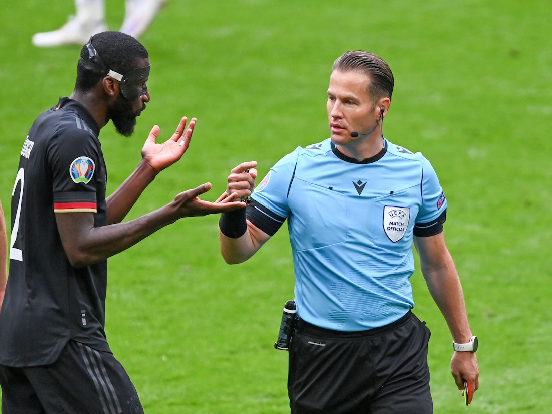 Antonio Rüdiger reklamiert bei Schiedsrichter Danny Makkelie.