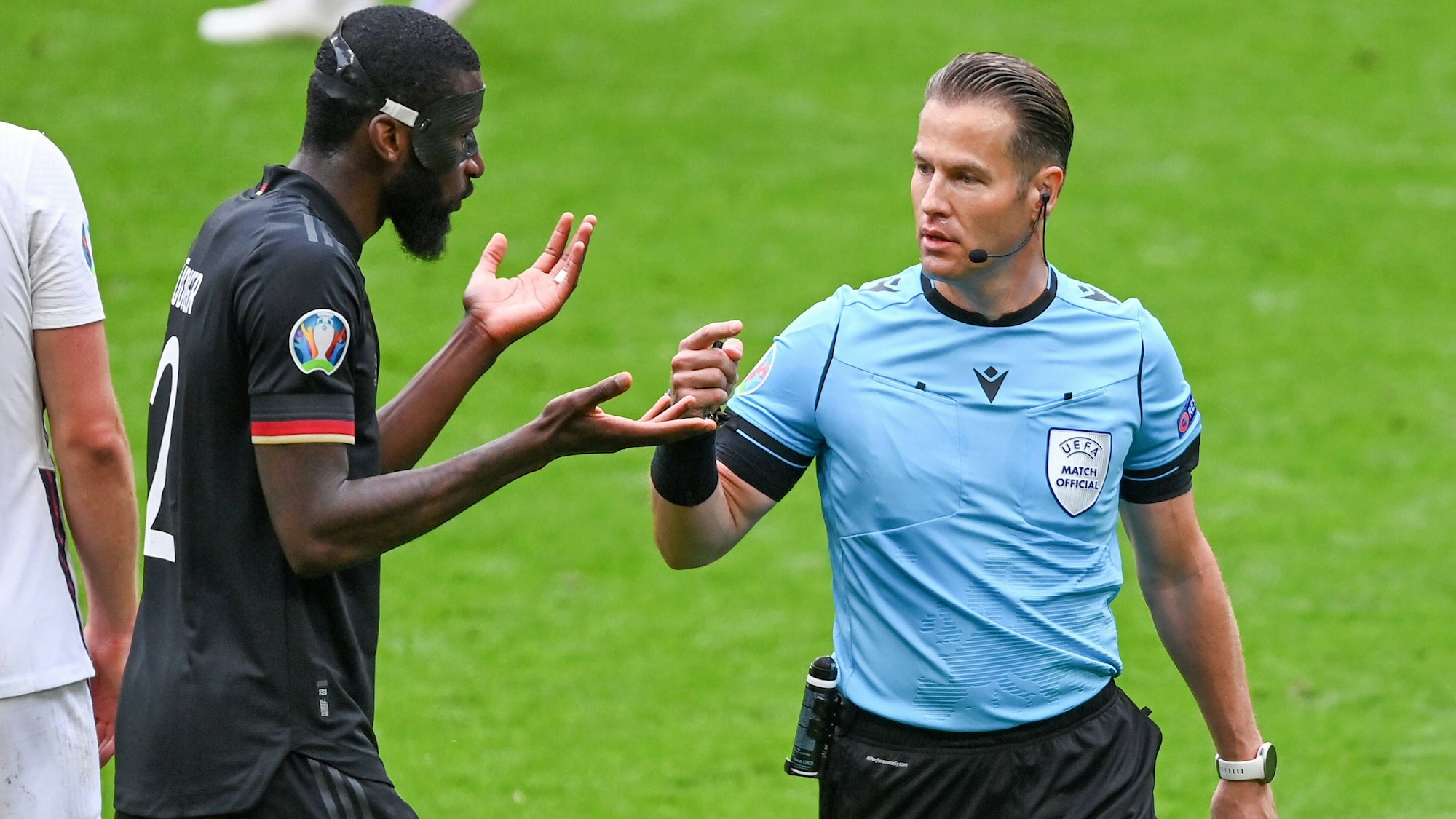 Antonio Rüdiger reklamiert bei Schiedsrichter Danny Makkelie.