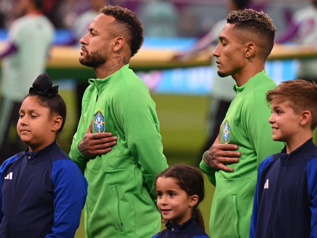 Neymar und Raphinha singen vor dem WM-Spiel Brasiliens gegen Serbien die Nationalhymne.