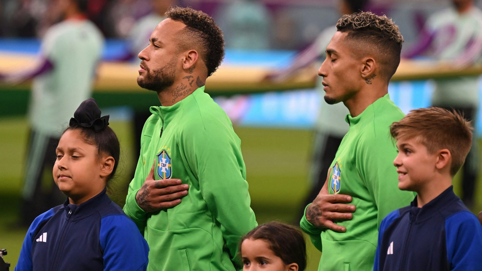 Neymar und Raphinha singen vor dem WM-Spiel Brasiliens gegen Serbien die Nationalhymne.