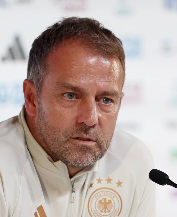 Hansi Flick spricht bei der Pressekonferenz.
