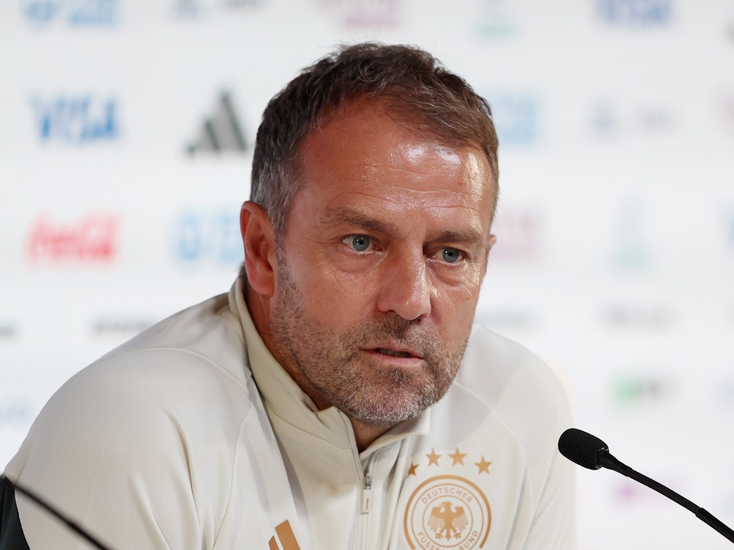 Hansi Flick spricht bei der Pressekonferenz.