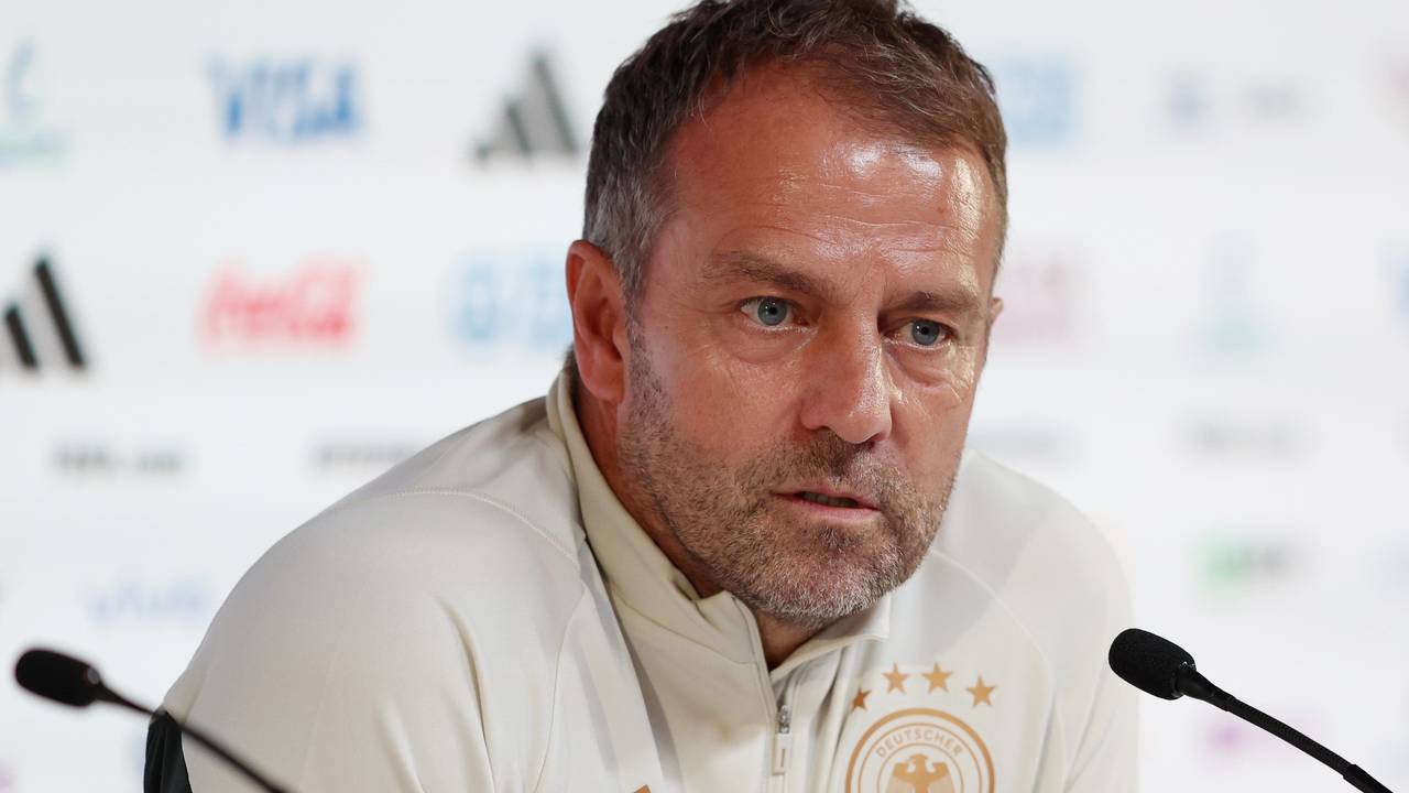 Hansi Flick spricht bei der Pressekonferenz.